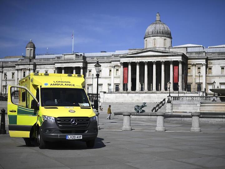 Ein Rettungsfahrzeug steht auf dem fast menschenleeren Trafalgar Square in London.