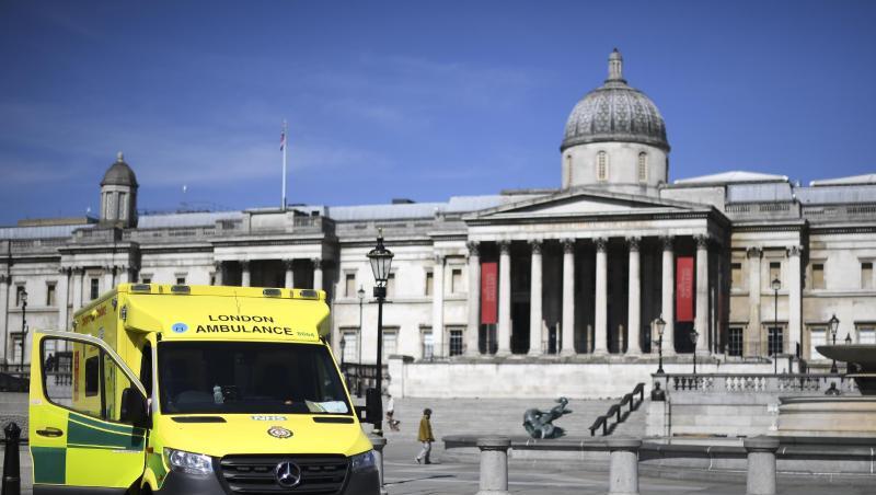 Ein Rettungsfahrzeug steht auf dem fast menschenleeren Trafalgar Square in London. Ein Rettungsfahrzeug steht auf dem fast menschenleeren Trafalgar Square in London.