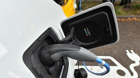 Sieben EU-Staaten dürfen die Batterie-Produktion für E-Autos mit Millarden Euro unterstützen.