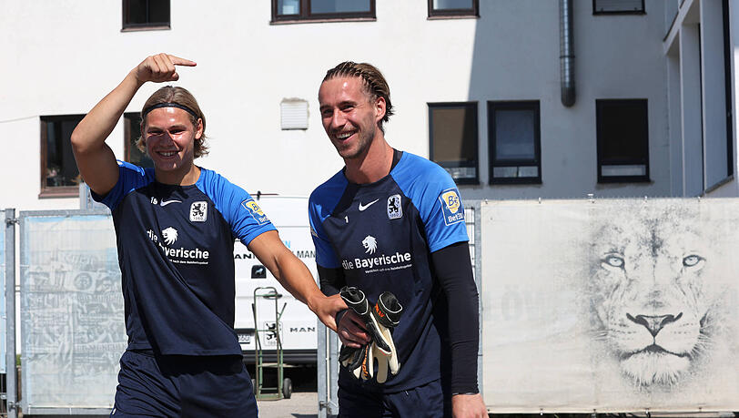 Stürmer Fynn Lakenmacher (li.) und Torwart Marco Hiller legten nach Trainingsende noch eine Sonderschicht ein. Stürmer Fynn Lakenmacher (li.) und Torwart Marco Hiller legten nach Trainingsende noch eine Sonderschicht ein.