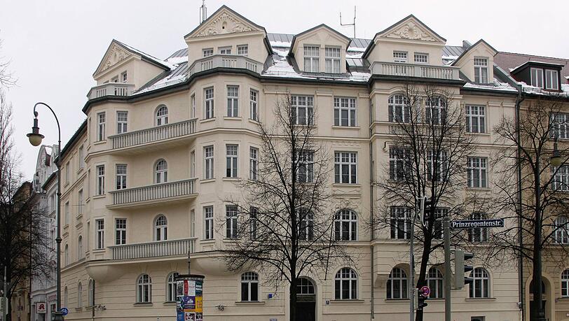 Dieses Haus am Prinzregentenplatz 16 wäre das Sahnestück von Adolf Hitlers Erbe gewesen. Er lebte darin seit 1929. Heute residiert die Polizei darin. Dieses Haus am Prinzregentenplatz 16 wäre das Sahnestück von Adolf Hitlers Erbe gewesen. Er lebte darin seit 1929. Heute residiert die Polizei darin.