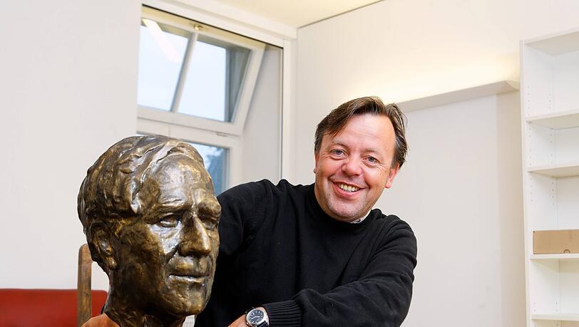 Jochen Noch, bis 2024 Direktor der Falckenberg-Schule, mit einer Büste des Namenspatrons. Jochen Noch, bis 2024 Direktor der Falckenberg-Schule, mit einer Büste des Namenspatrons.
