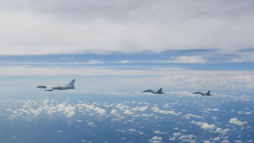 Kampfflugzeuge der chinesischen Volksbefreiungsarmee w&auml;hrend einer gemeinsamen Kampf&uuml;bung. China hat ein neues Man&ouml;ver um Taiwan gestartet. (Archivbild).