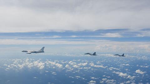 Kampfflugzeuge der chinesischen Volksbefreiungsarmee w&auml;hrend einer gemeinsamen Kampf&uuml;bung. China hat ein neues Man&ouml;ver um Taiwan gestartet. (Archivbild).