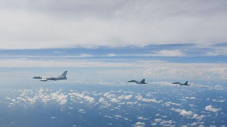Kampfflugzeuge der chinesischen Volksbefreiungsarmee w&auml;hrend einer gemeinsamen Kampf&uuml;bung. China hat ein neues Man&ouml;ver um Taiwan gestartet. (Archivbild).