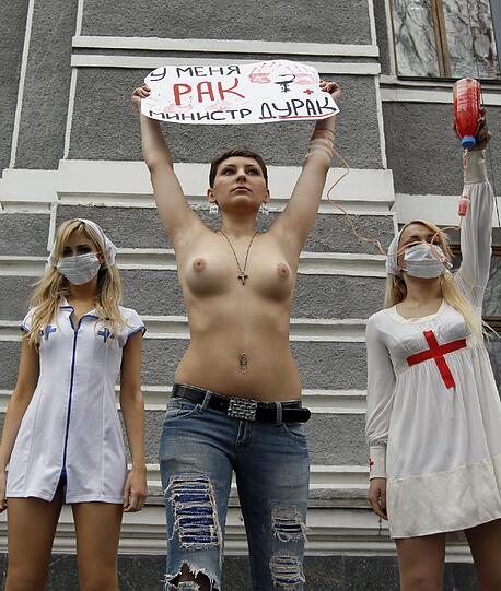 Mit blankem Busen: Meist sind die Femen-Frauen junge attraktive Mädels, die sich nackt für ihre Ziele einsetzen.