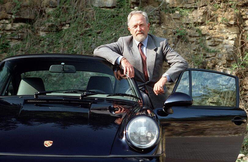 Er entwarf Anfang der 1960er Jahre den legendären Porsche 911, der zu einem der erfolgreichsten Sportwagen der Automobilgeschichte wurde. Am Donnerstag, den 05.04.2012, ist er im Alter von 76 Jahren in Salzburg gestorben: Autodesigner Ferdinand Alexander Porsche. Das teilte die Porsche AG in Stuttgart mit.