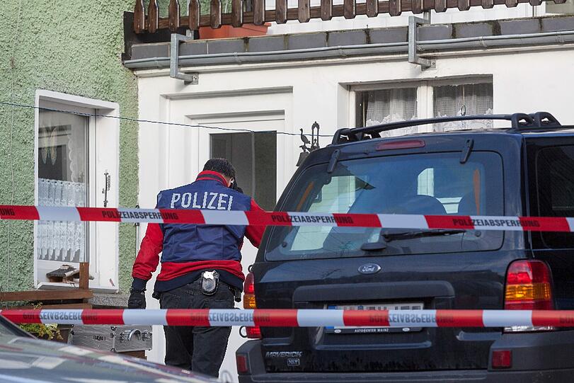 Der einzige Zeuge der Tat, der 17 Jahre alte Sohn der Lebensgefaehrtin, brachte sich in einem Nachbarhaus in Sicherheit und blieb unverletzt