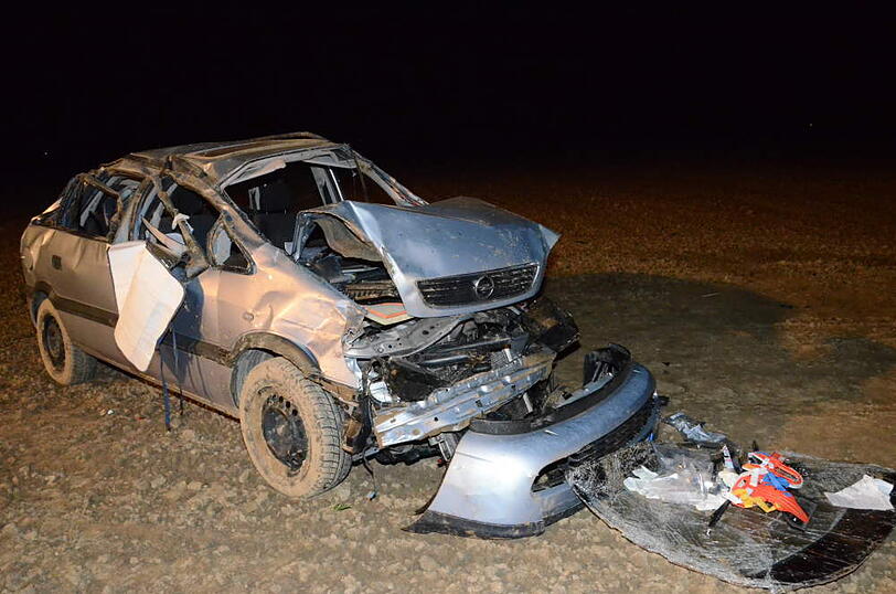 Beim Überholen kommt ein Zafira von der Fahrbahn ab und überschlägt sich mehrmals. Der Fahrer und seine beiden Kinder (6 und 12) werden mittelschwer verletzt.