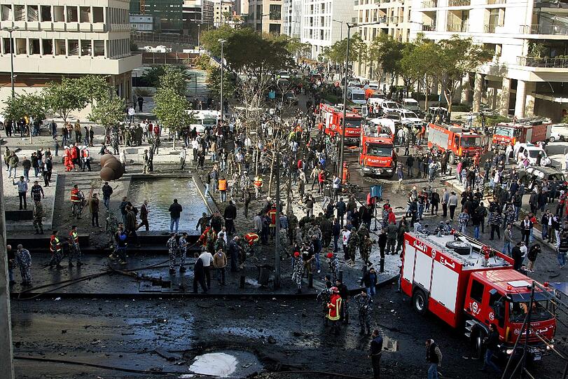 Die gewaltige Explosion war fast in der ganzen Stadt zu hören. Fernsehbilder zeigten ausgebrannte Fahrzeuge und Rettungsleute, die Verwundete bargen.