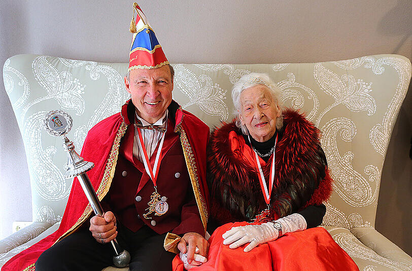 Die 100-jährige Charlotte Geppert und ihr 71-jähriger Sohn Bruno posieren gemeinsam in Kempten (Bayern) als Faschings-Prinzenpaar Charlotte I. und Bruno I.