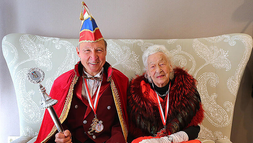 Die 100-jährige Charlotte Geppert und ihr 71-jähriger Sohn Bruno posieren gemeinsam in Kempten (Bayern) als Faschings-Prinzenpaar Charlotte I. und Bruno I. Die 100-jährige Charlotte Geppert und ihr 71-jähriger Sohn Bruno posieren gemeinsam in Kempten (Bayern) als Faschings-Prinzenpaar Charlotte I. und Bruno I.