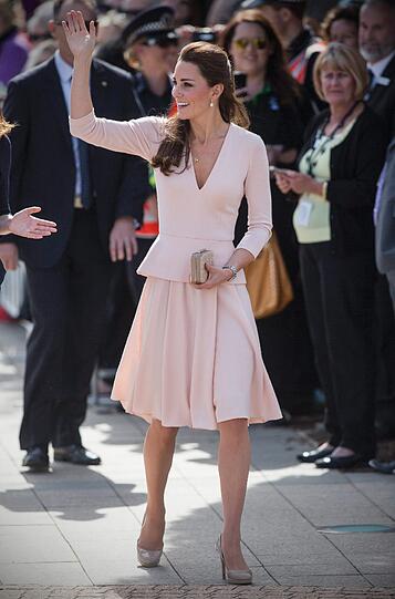 Bei der Australien-Tour 2014 entschied sich Kate für dieses rosafarbene Kleid von Alexander McQueen für rund 3.000 Euro.