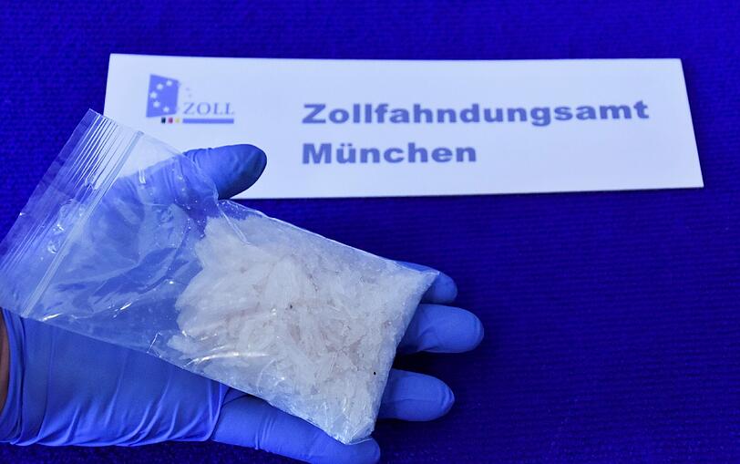 Ein geladener Revolver und 350 Gramm Crystal stellten die Fahnder sicher.