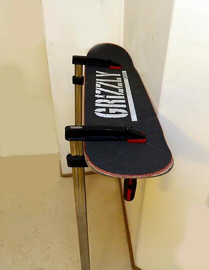 Vom Skateboard zum Sideboard: Mit ein paar angeklemmten Zwingen geht das ganz einfach.