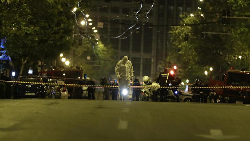 Ein Anrufer hatte den Anschlag angekündigt, sodass die Polizei die Gegend absperren konnte. Ein Anrufer hatte den Anschlag angekündigt, sodass die Polizei die Gegend absperren konnte.