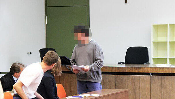 Die beiden Angeklagten vor Gericht. Die beiden Angeklagten vor Gericht.
