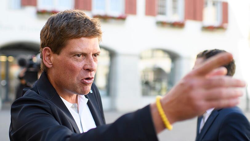 Jan Ullrichs Eskapaden begannen, nachdem er des Doping überfuhrt worden war und ihm alle Titel im Rad-Sport aberkannt wurden. Nach etlichen Alkohol- und Drogenespakaden der traurige Höhepunkt: die Verhaftung auf Mallorca im August 2018. Ullrich möchte sich nun in Therapie begeben. Jan Ullrichs Eskapaden begannen, nachdem er des Doping überfuhrt worden war und ihm alle Titel im Rad-Sport aberkannt wurden. Nach etlichen Alkohol- und Drogenespakaden der traurige Höhepunkt: die Verhaftung auf Mallorca im August 2018. Ullrich möchte sich nun in Therapie begeben.