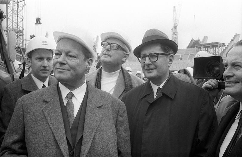 Willy Brandt (links) mit Hans-Jochen Vogel 1970 auf der Baustelle des Olympiastadions. In diesem Jahr entscheidet Vogel, nach Bonn zu wechseln.