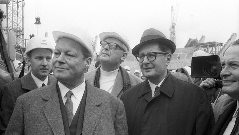 Willy Brandt (links) mit Hans-Jochen Vogel 1970 auf der Baustelle des Olympiastadions. In diesem Jahr entscheidet Vogel, nach Bonn zu wechseln. Willy Brandt (links) mit Hans-Jochen Vogel 1970 auf der Baustelle des Olympiastadions. In diesem Jahr entscheidet Vogel, nach Bonn zu wechseln.