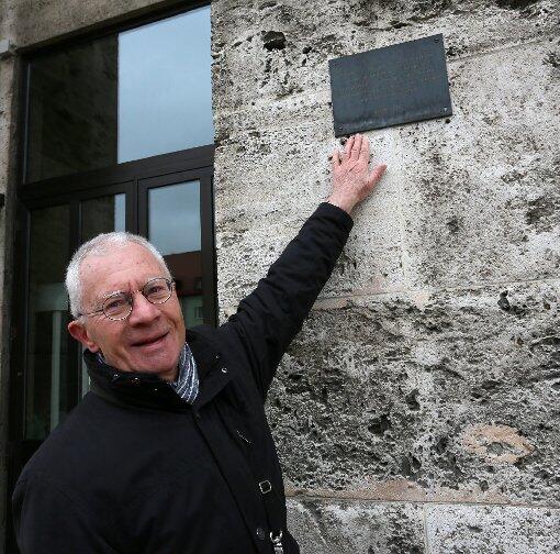 Überbleibsel: Horst Walter vom Bezirksausschuss vor dem Schild...