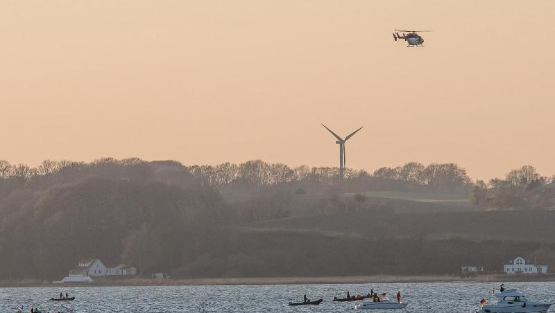 Helfer suchen mit einem Hubschrauber und Booten auf der Förde bei Glücksburg das Wasser ab, nachdem hier ein Ruderboot gekentert war. Helfer suchen mit einem Hubschrauber und Booten auf der Förde bei Glücksburg das Wasser ab, nachdem hier ein Ruderboot gekentert war.