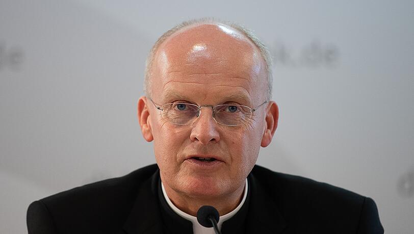 Franz-Josef Overbeck spricht während eines Pressegesprächs.