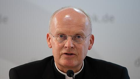 Franz-Josef Overbeck spricht während eines Pressegesprächs.