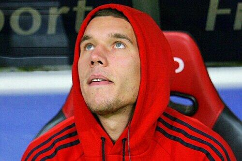 Wieder mal abgewatscht: Lukas Podolski.