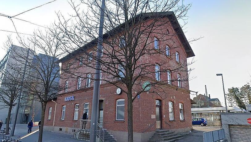 Das Haus Bunzlauer Stra&szlig;e 1 direkt am Moosacher Bahnhof: Hier fand der brutale &Uuml;bergriff statt.