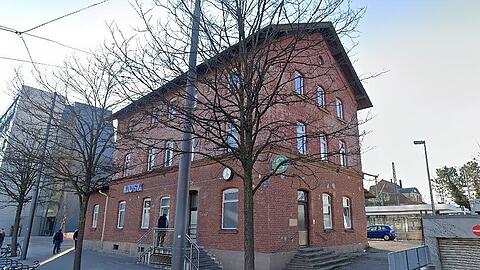 Das Haus Bunzlauer Stra&szlig;e 1 direkt am Moosacher Bahnhof: Hier fand der brutale &Uuml;bergriff statt.
