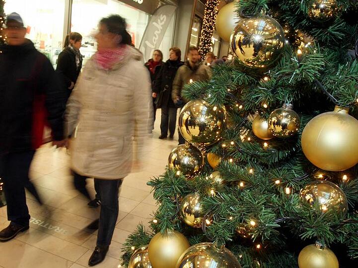Der Winter treibt die Leute zum Weihnachtsshopping.