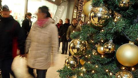 Der Winter treibt die Leute zum Weihnachtsshopping.