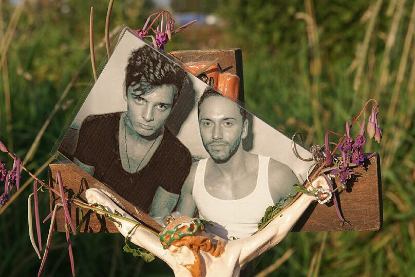Freunde und Verwandte trauern am Bahnübergang um die beiden am Samstag verunglückten Freunde Basti und Mark.