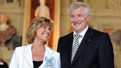 Die fränkische Bundestagsabgeordnete Dagmar Wöhrl mit Landesvater Horst Seehofer.