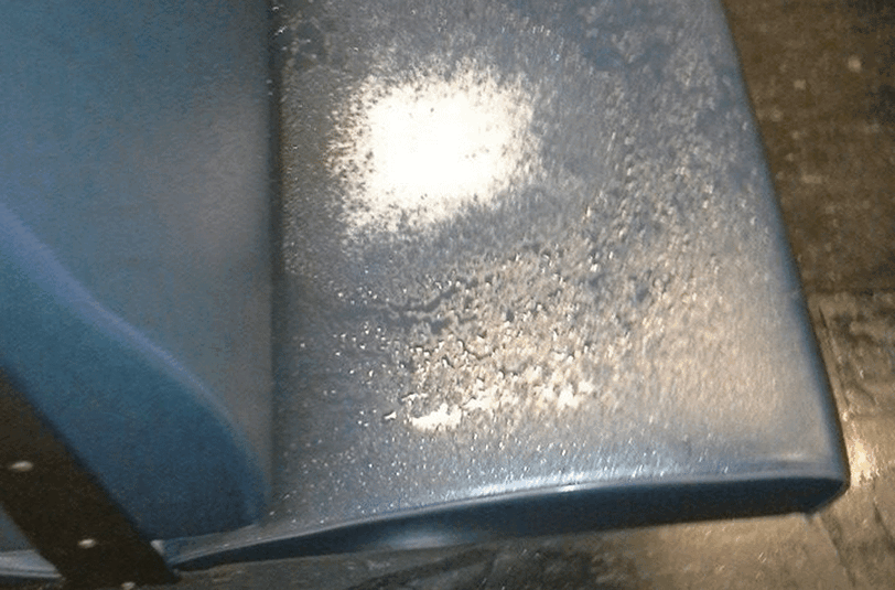 Leise rieselt der Schnee auf die U-Bahnsitze.