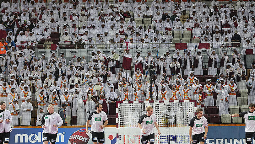 Karten-Chaos bei der Handball-WM in Katar. Die katarische Armee saß auf den Plätzen, die eigentlich für die deutschen Spielerfrauen vorgesehen waren. Karten-Chaos bei der Handball-WM in Katar. Die katarische Armee saß auf den Plätzen, die eigentlich für die deutschen Spielerfrauen vorgesehen waren.
