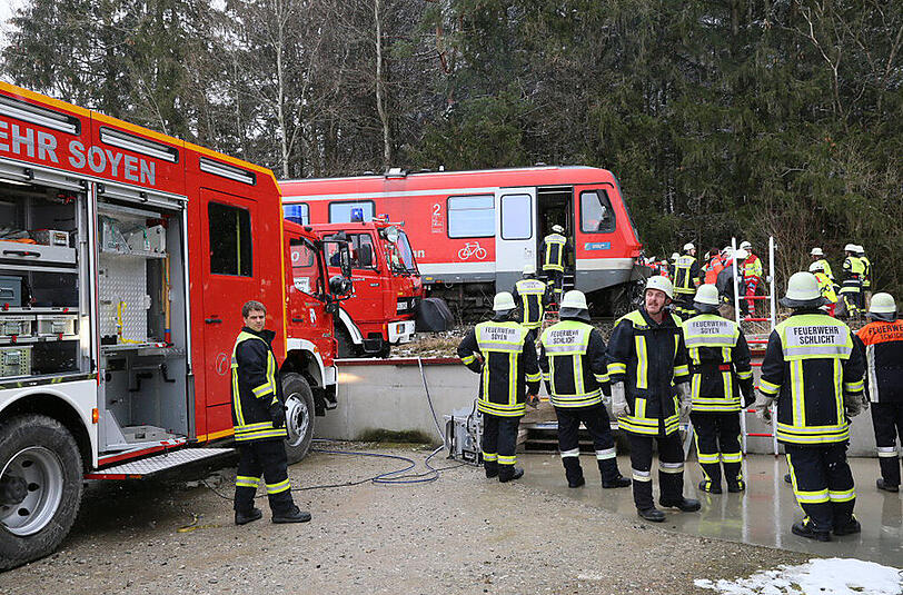 Bilder vom schweren Unfall bei Soyen: An einem unbeschrankten Bahnübergang kollidierte ein Auto mit einem Regionalzug.