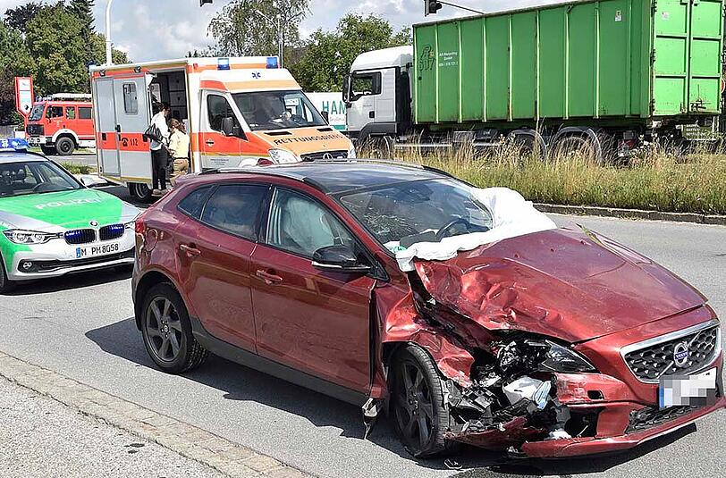 Bilder vom Verkehrsunfall in Haar. Das Auto wurde schwer beschädigt, das Kind auf der Rückbank glücklicherweise nur leicht verletzt.