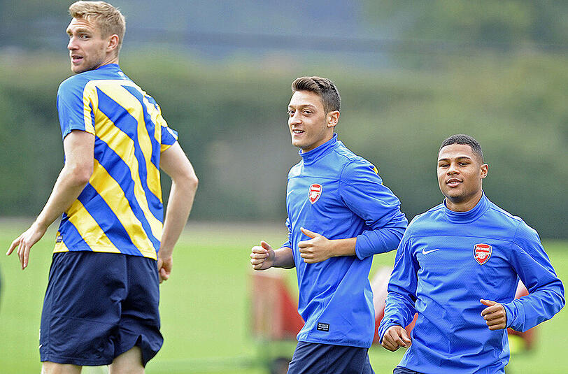 Serge Gnabry (rechts) im Arsenal-Training mit den Teamkollegen Mesut Özil und Per Mertesacker (links).