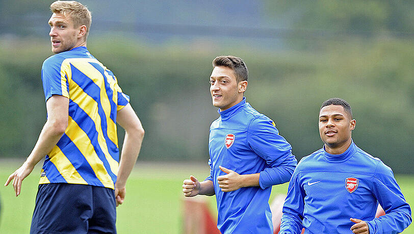 Serge Gnabry (rechts) im Arsenal-Training mit den Teamkollegen Mesut Özil und Per Mertesacker (links). Serge Gnabry (rechts) im Arsenal-Training mit den Teamkollegen Mesut Özil und Per Mertesacker (links).