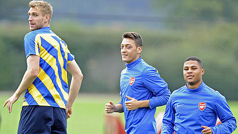 Serge Gnabry (rechts) im Arsenal-Training mit den Teamkollegen Mesut Özil und Per Mertesacker (links).