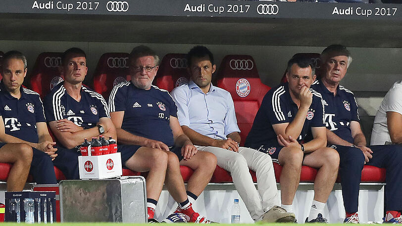 Lauter bedröppelte Gesichter: die Bayern-Bank beim Audi-Cup.