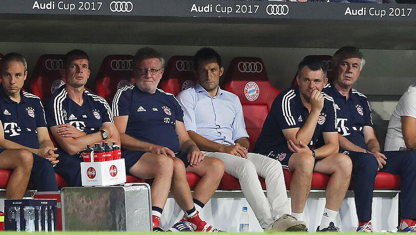 Lauter bedröppelte Gesichter: die Bayern-Bank beim Audi-Cup. Lauter bedröppelte Gesichter: die Bayern-Bank beim Audi-Cup.