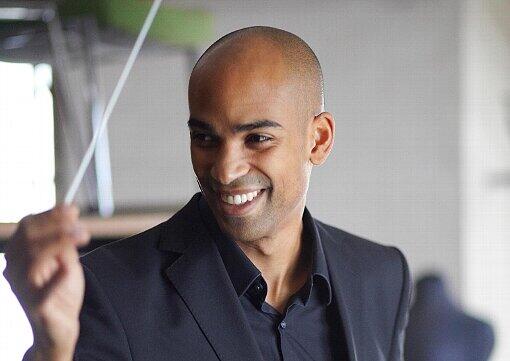 Der Dirigent Kevin John Edusei.