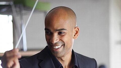 Der Dirigent Kevin John Edusei.
