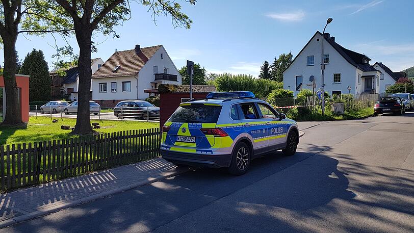 Regierungspräsident Walter Lübcke soll tot auf der Terrasse seines Hauses gefunden worden sein. Polizisten durchkämmten die Umgebung des Anwesens und dessen Garten in Wolfhagen.