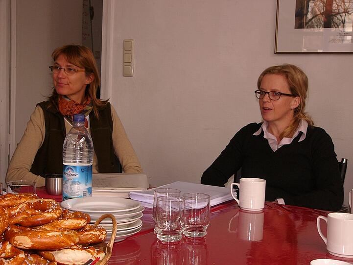 Natascha Kohnen (r.), Generalsekretärin der Bayerischen SPD, mit Stadträtin Constanze Söllner-Schaar bei der Bürgersprechstunde zur &bdquo;Energiewende&ldquo;.