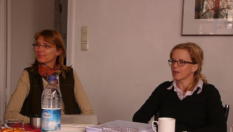 Natascha Kohnen (r.), Generalsekretärin der Bayerischen SPD, mit Stadträtin Constanze Söllner-Schaar bei der Bürgersprechstunde zur „Energiewende“. Natascha Kohnen (r.), Generalsekretärin der Bayerischen SPD, mit Stadträtin Constanze Söllner-Schaar bei der Bürgersprechstunde zur „Energiewende“.