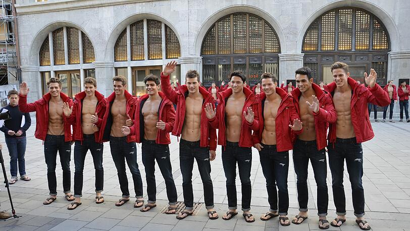 Eines der Markenzeichen bei "A&F" waren die gut trainierten Männermodels, die die meist weibliche junge Kundschaft anlocken sollte. Eines der Markenzeichen bei "A&F" waren die gut trainierten Männermodels, die die meist weibliche junge Kundschaft anlocken sollte.